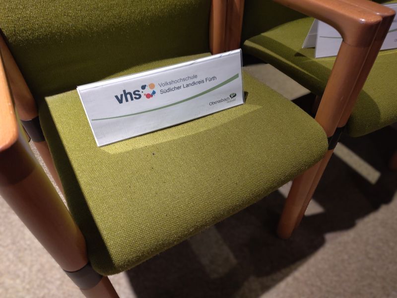 Stuhl im Sitzungssal, reserviert f&uuml;r vhs-Kurs-Teilnehmende